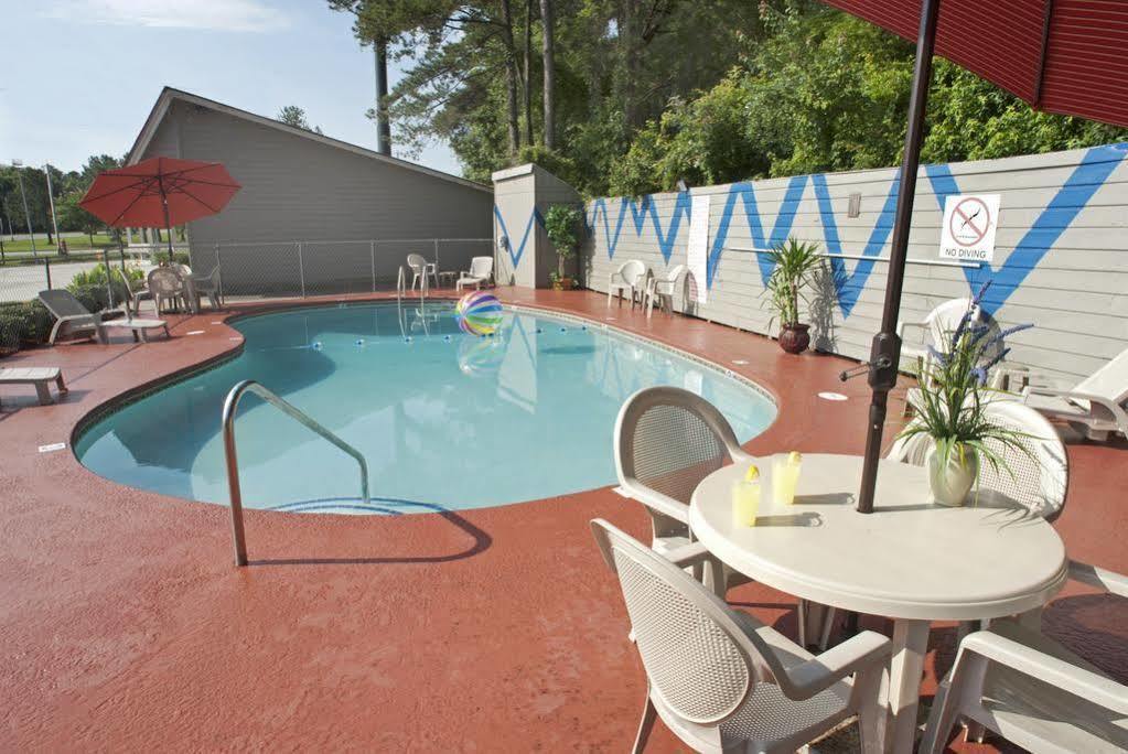 Travelodge By Wyndham Savannah Area/Richmond Hill Eksteriør billede